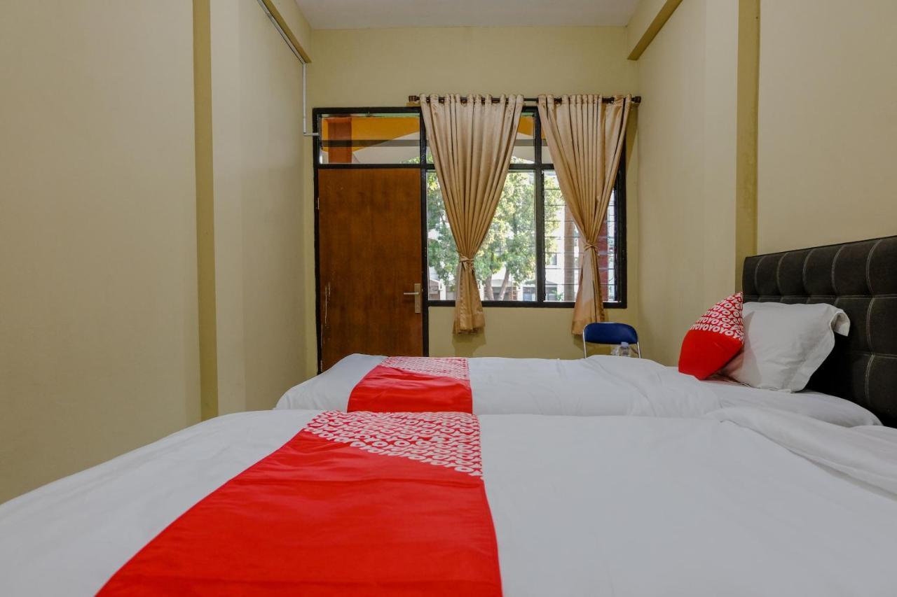 Oyo 1342 Uniga Malang Family Residence Exterior photo